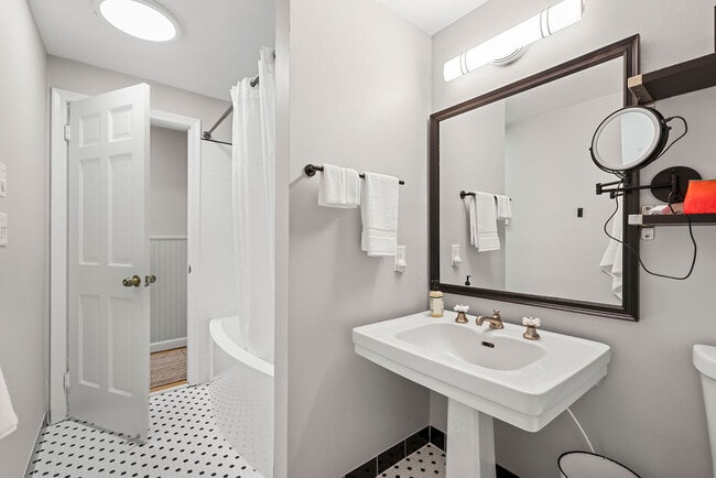 Building Photo - 9 Blue Bird Rd