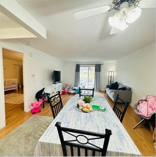 Building Photo - 8 Shadowbrook Ln