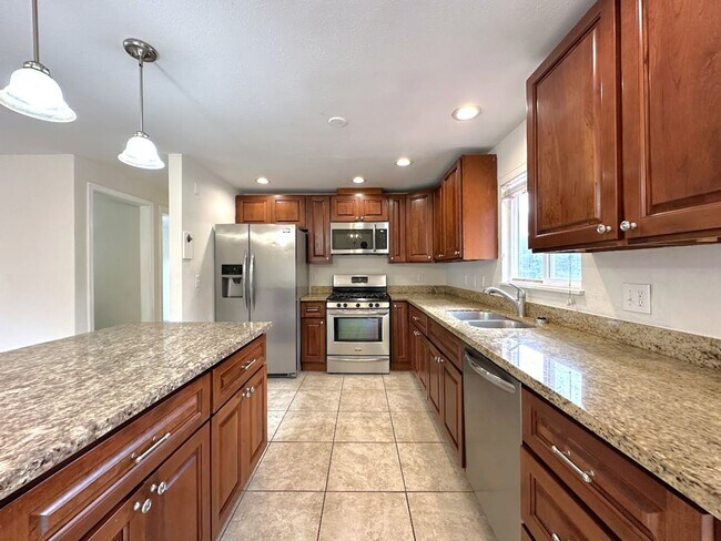 Building Photo - Updated 5 bedroom 2.5 bathroom home in Uni...