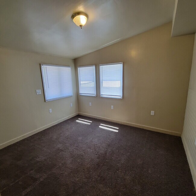 Building Photo - 4 bed w/ fence!