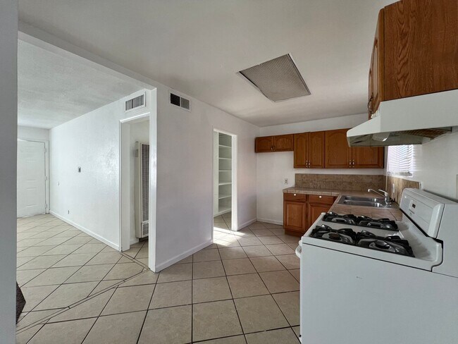 Building Photo - P008