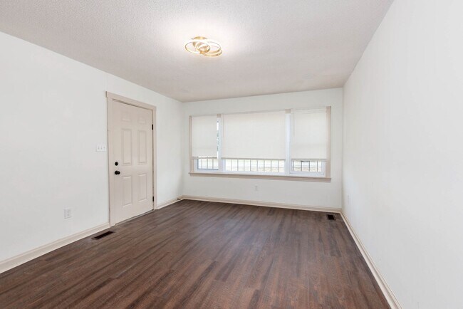 Building Photo - 3 Bedroom, 2 Bath in North Pratt