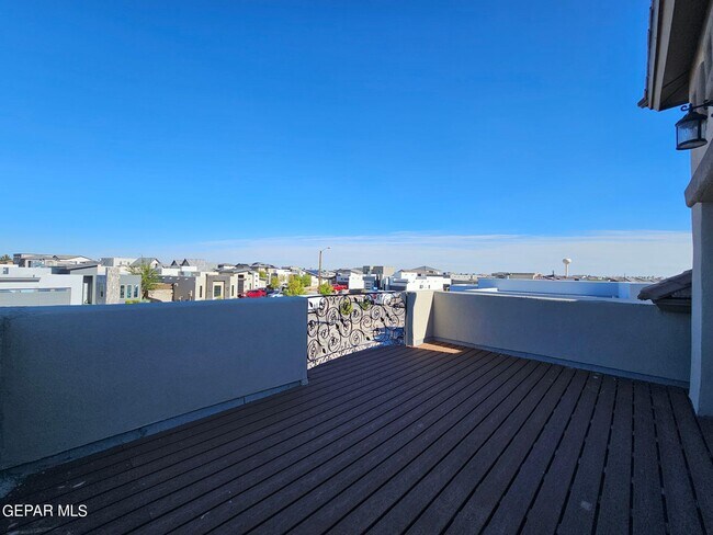Building Photo - 777 Aislaby St