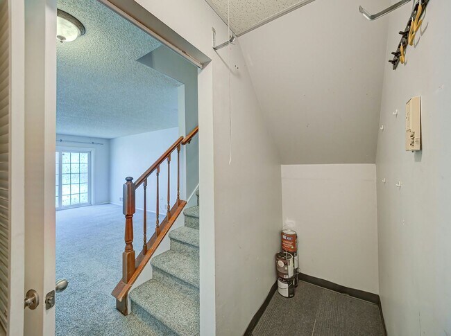 Building Photo - 96 Versailles Ct