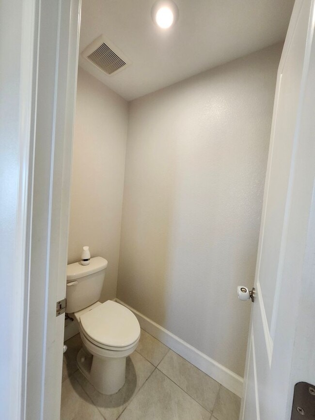 Building Photo - Beautiful Plumas Lake home on a large lot with SOLAR