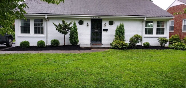 Building Photo - 3BR/2BA Ranch Near The Desirable Highlands!