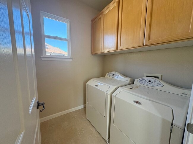 Building Photo - Beautiful 4 Bed 2.5 Bath Garin Ranch Home