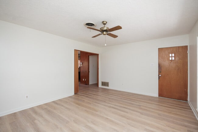Building Photo - 1137 Bradshaw Dr