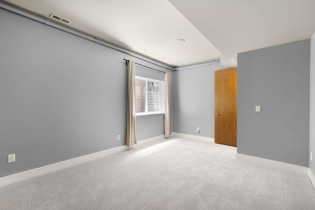 Building Photo - LUX 4BD, 5BA SloHi Home with Finished Base...