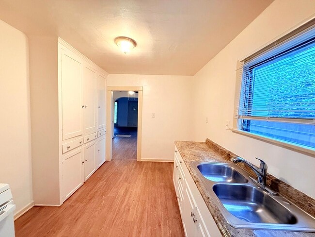 Building Photo - 614-614 N Poinsettia Pl