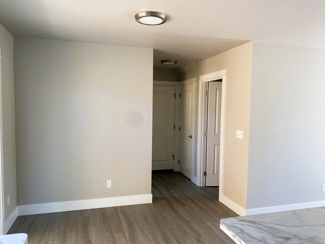 Building Photo - 242 NE College Dr