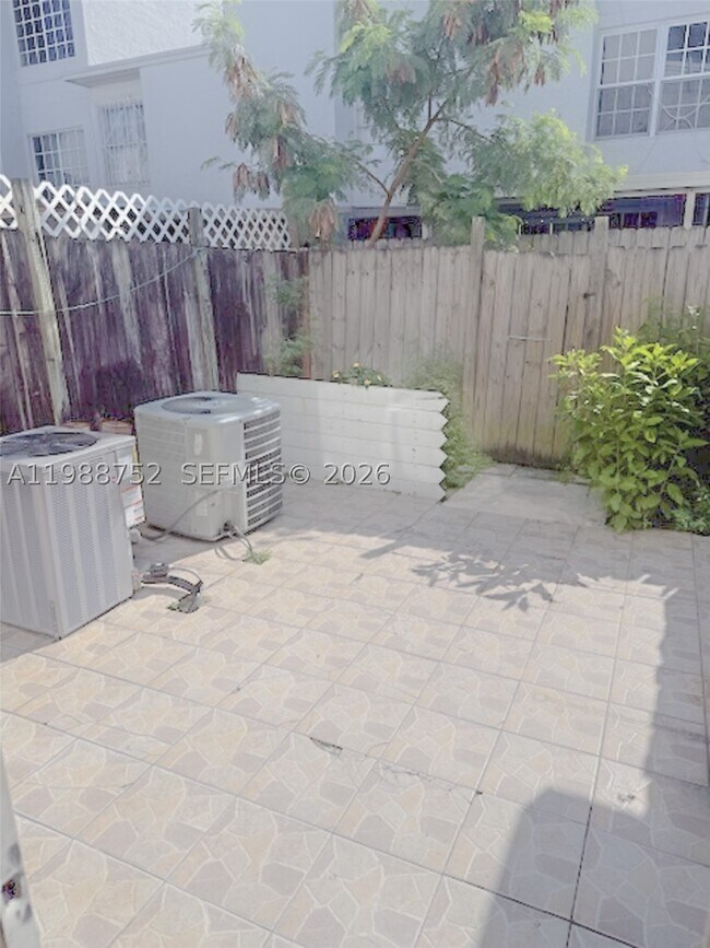 Building Photo - 4415 W 10th Ln