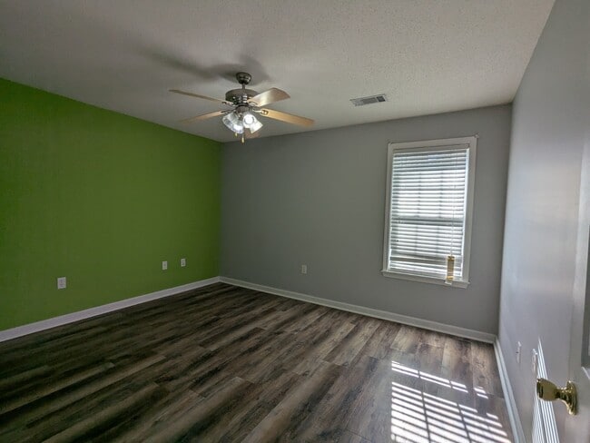 Building Photo - 1515 Hall Way