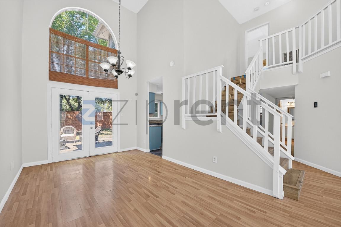 Building Photo - Unit