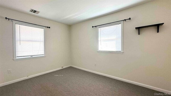 Building Photo - 64 Pine Hollow Rd