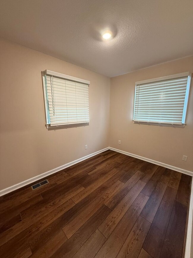 Building Photo - 3 Bedrooms, 1.5 Baths, Ranch in North Roan...