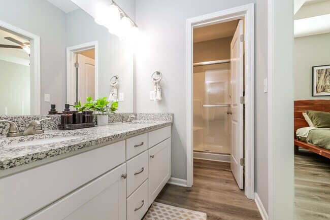 Building Photo - Fantastic 4bd/3ba home! Coming soon!