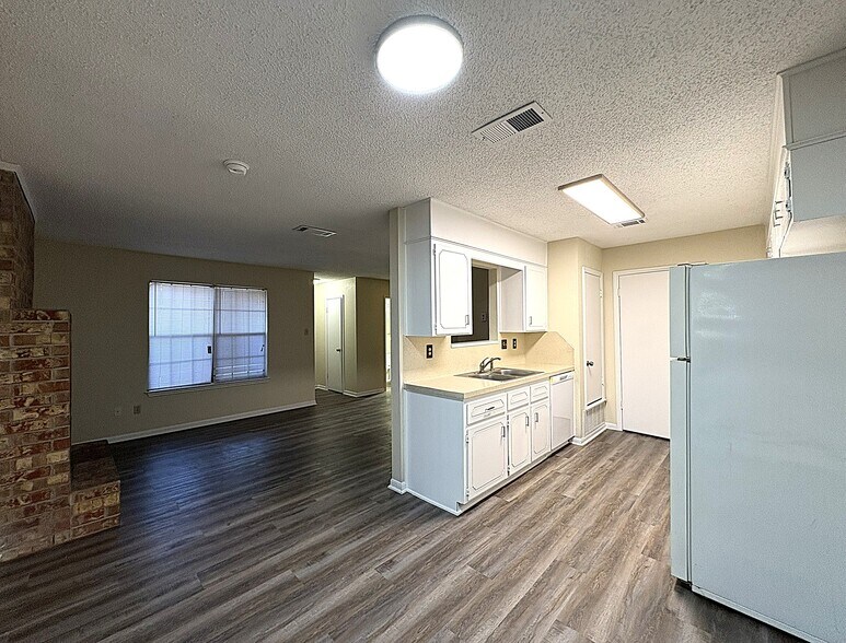 Building Photo - 3901 Hereford Ln