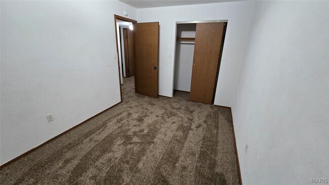 Building Photo - 13 Yorkshire Ln