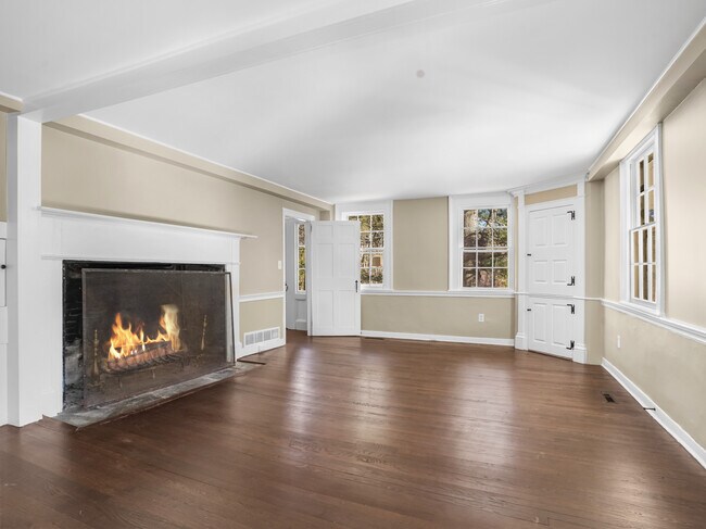 Building Photo - 575 Black Rock Tpke