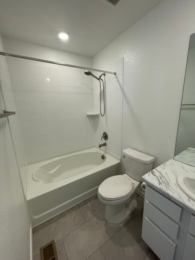 Building Photo - 3 Bedroom 2 Bath Home Available 4/1