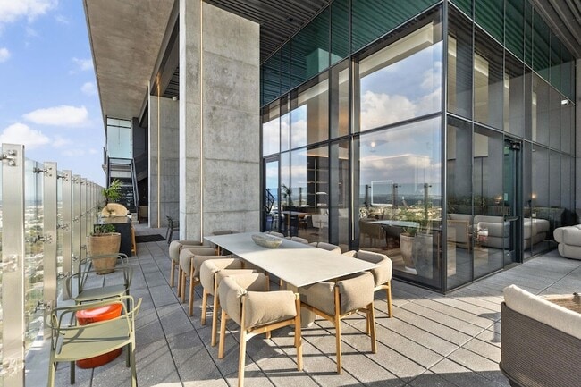 Building Photo - 610 Davis St