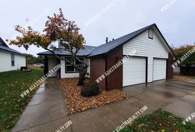 Building Photo - Gorgeous Remodeled Duplex in Baldwin City-...