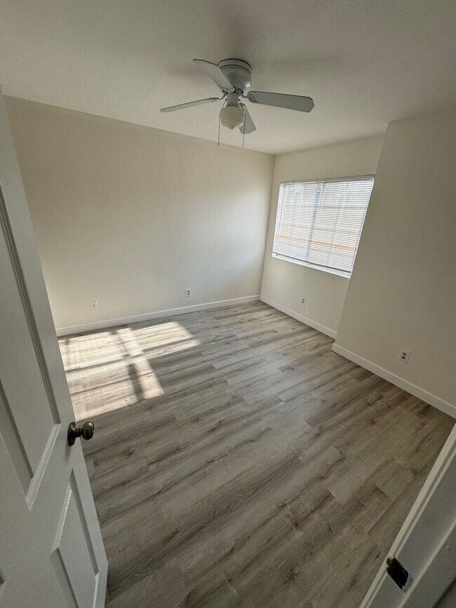 Building Photo - 512 E Lime Ave