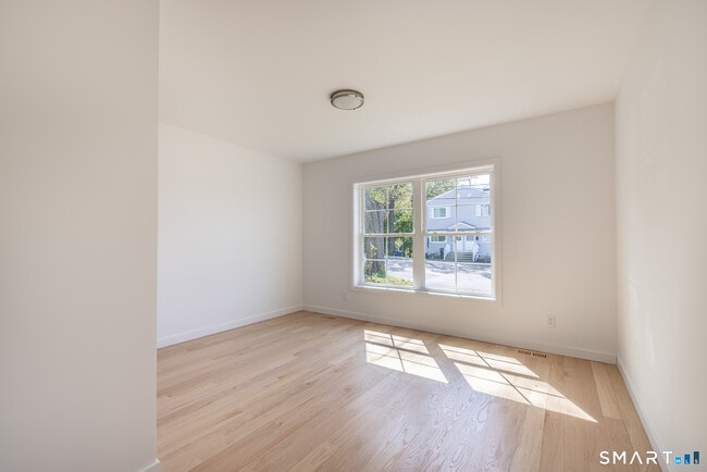 Building Photo - 330 Pleasantview Ave
