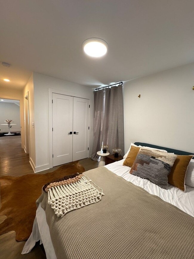 Building Photo - Fully Furnished 5 Bed, 3.5 Bath Located In East Nashville's McFerrin Park Neighborhood w/ Flexibl...