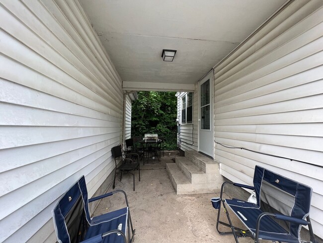 Building Photo - Centrally Located Single Famliy Home!