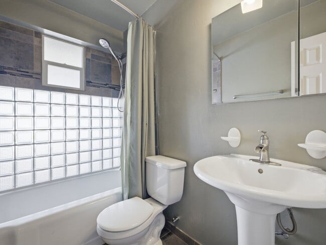 Building Photo - Charming 2-Bedroom Home with Vintage Character & Modern Comforts