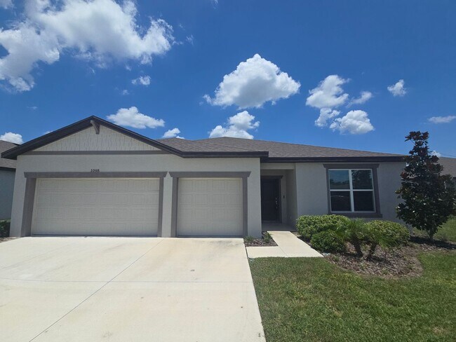 Building Photo - 3 bed 2.5 bath home