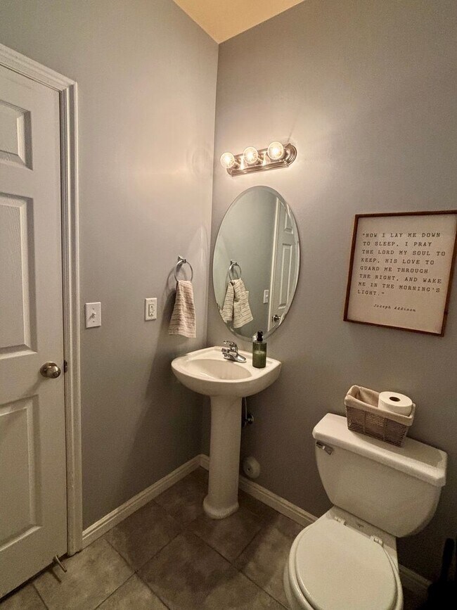 Building Photo - GORGEOUS Townhome!!!
