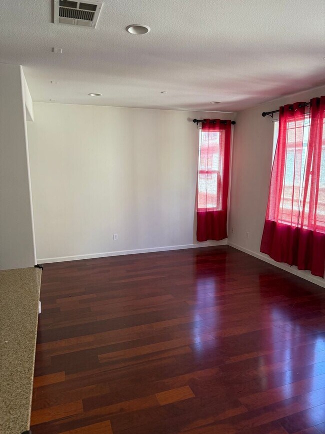 Building Photo - $4,600 / Beautiful 3BR + Bonus Room / 2.5BA Single-Family Home in Warm Springs, Fremont