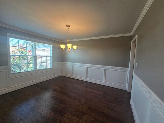 Building Photo - Executive 3 Bed 2.5 Bath with Bonus Home