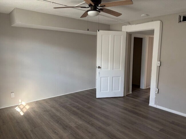 Building Photo - 6139 Belcrest St