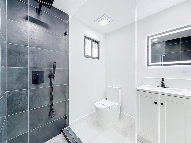 Building Photo - 2472 Tradewinds Dr