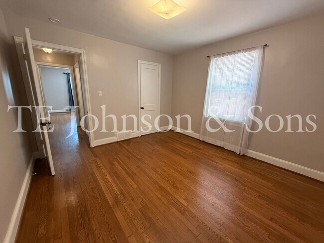 Building Photo - Charming 3-Bedroom Home with Screened Porc...