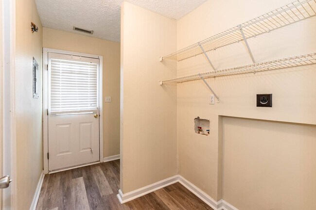 Building Photo - Wonderful 3 Bedroom Raleigh Ranch Home