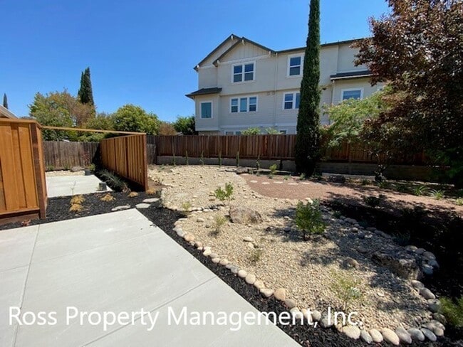 Building Photo - Immaculately Two Story Home Ready for Imme...