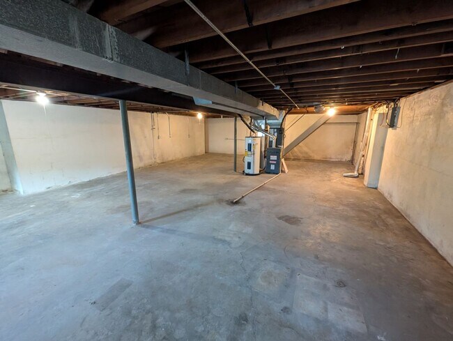 Building Photo - 5412 Anah St