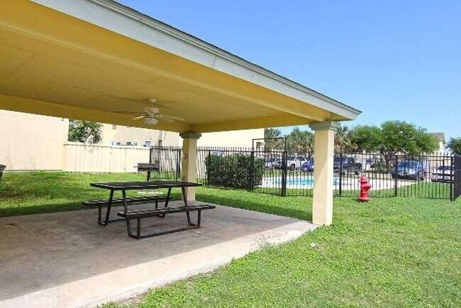 Building Photo - 1000 Ranchway Dr