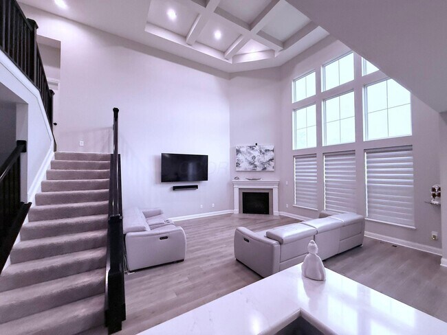 Building Photo - 10692 Pearl Creek Dr