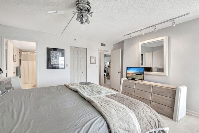 Building Photo - 6866 Huntington Ln