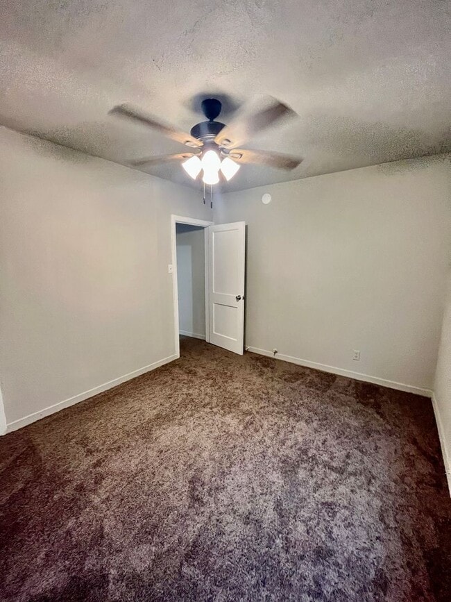 Building Photo - CUTE 2/1 FOR LEASE