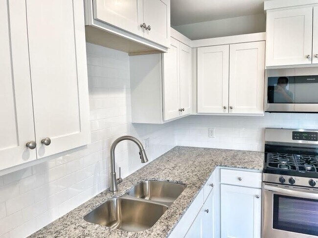 Building Photo - 591 N Cresswell Dr
