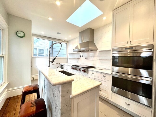 Building Photo - Welcome to North Beach! Premier 1 bed/ 2 B...