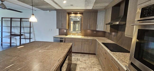 Building Photo - 930 Taylor Dr