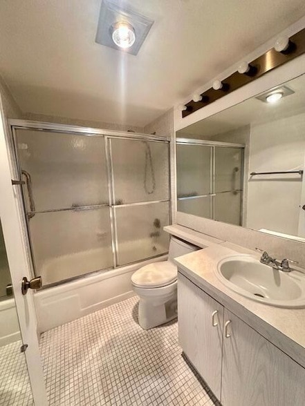 Building Photo - 3063 Ainslie Dr